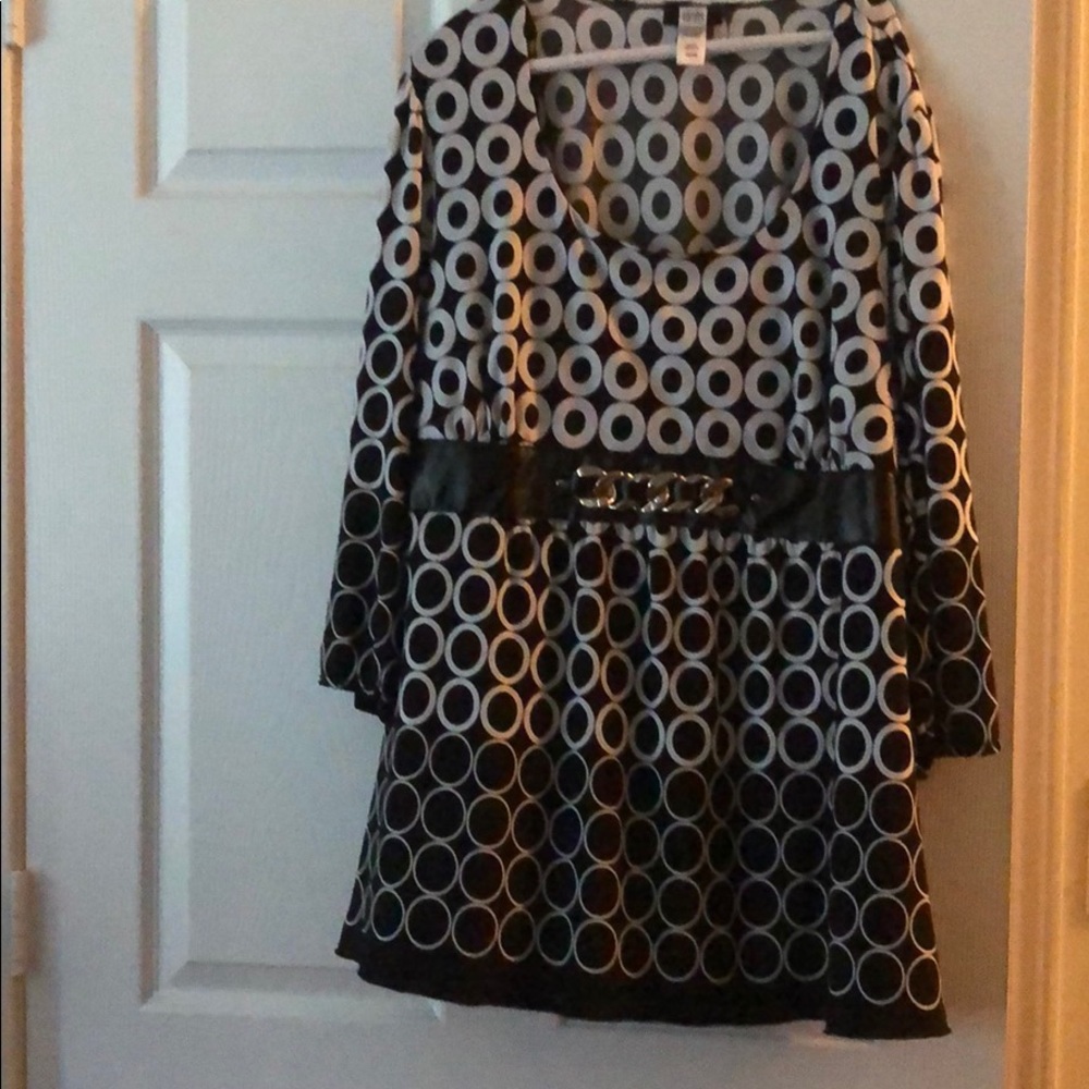 Black and white long 3/4 sleeve  with buckle belt.